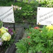 Мраморные таблички на могилу детям. Оформление прописным шрифтом с позолотой. Срок изготовления 10 дней.