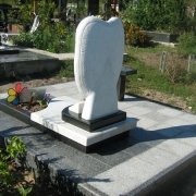 Памятник младенцу после установки на кладбище. Размер памятника ребёнку: 120 х 70 х 15 см. Доступная цена памятника ребёнку.