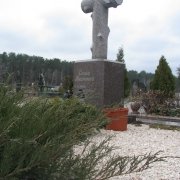 Гранитный крест ребёнку в виде дерева; установка детского памятника на Южном кладбище в Киеве. Периметр могилы оформлен цоколем из гранита с засыпкой мраморной крошкой, после его монтажа на кладбище.