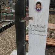 Детский памятник с фарфоровым медальоном, установлен на городском кладбище Берковцы в Киеве. Сочетание белого мрамора и чёрного габбро,  даёт красивое комбинированное восприятие мраморных памятников. Гарантия на памятники из мрамора 10 лет.