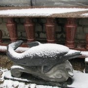 Детский памятник в форме дельфина. Фото памятника после изготовления. Доступная цена детского памятника.