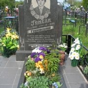 Фото детского памятника на кладбище. Памятник ребёнку с портретом. Детский памятник из чёрного габбро.