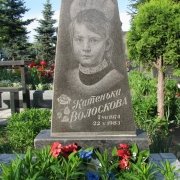 Памятник девочке, фото на кладбище. Памятник ребёнку с портретом. Детский памятник из чёрного габбро.