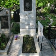 Установленный детский памятник на кладбище с цветником и мраморной табличкой. Памятники из мрамора придают могиле ребёнка свет и лёгкость; воспринимаются не удручающе, а успокаивающе. Готовые памятники из мрамора для детей, можно приобрести на складе ЧП Прядко, либо в магазине ритуальной скульптуры в Киеве.