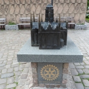На фото эскиз памятника (макет). Размер эскиза памятника: макет 3д конструкции 50 х 50 см. на подиуме 65 х 65 см.