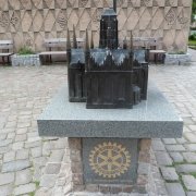 На фото эскиз памятника (макет). Размер эскиза памятника: макет 3д конструкции 50 х 50 см. на подиуме 65 х 65 см.
