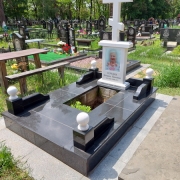 Индивидуальный памятник из мрамора в форме креста. Заказать памятник в форме креста в Киеве.