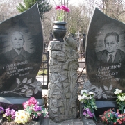 Индивидуальные памятники с колонной. Памятники по индивидуальному заказу из чёрного габбро, фото установленного памятника.