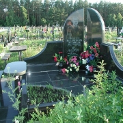 На фото индивидуальный памятник из габбро.  Доступные цены на изготовление памятника.  Фигурный памятник из гранита по доступной цене, от производителя в Киеве. Изготовить памятник качественно, помогут в ЧП Прядко.