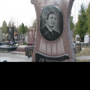 Фигурный памятник на одного, фото на кладбище. Резной памятник по индивидуальному заказу. Комбинированный памятник с портретом.