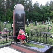 Индивидуальный памятник на одного с портретом; фото памятника на кладбище. Изготовление индивидуальных памятников фото.
