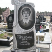 Индивидуальный памятник с крестом. На фото памятник из чёрного габбро с портретом; установка на Лесном кладбище в Киеве.