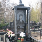 Памятник с колоннами для одного. Фото индивидуального памятника под заказ. Изготовление памятников: создание 3д проекта, производство в Киеве и установка на кладбище под ключ.