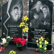 Зеркальные памятники по индивидуальному заказу. Фото индивидуальных памятников с портретами. Установка на Лесном кладбище в Киеве.