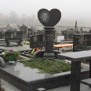На фото памятник в форме сердца на колонне. Индивидуальный памятник на колонне установленный на кладбище. Доступные цены на памятники, гарантия качества.