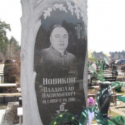 Памятник на одного с портретом. Фото установленного памятника на кладбище. На фото резной памятник из гранита. Изготовление памятников в Киеве; доступная цена памятника 19 тыс. грн.