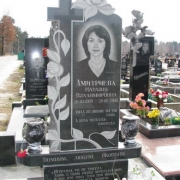 Памятник на одного с портретом. Фото установленного памятника на кладбище. Заказать памятник со скидкой, можно в магазине Ритуальной скульптуры в Киеве сегодня.