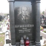 Фото памятника с колоннами. Памятник на одного из габбро, производство элитных памятников из гранита. Изготовить памятник качественно, вам помогут опытные мастера ЧП Прядко в Киеве.