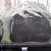 Фото памятника на двоих. Памятник с крестом из гранита, после установки на кладбище. Фигурный памятник из гранита по доступной цене; летняя акция на памятники до конца августа.