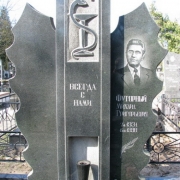 Фото индивидуального памятника. Фигурный памятник из гранита, установка на городском кладбище Берковцы в Киеве. Купить памятник со скидкой, можно со склада ЧП Прядко в Киеве.