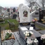 Фото памятника из мрамора на одного. Доступная цена памятника с ангелом и цветным портретом $4 тыс.
