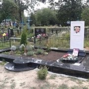 Памятник из мрамора женщине. Высота  памятника из белого мрамора: 180 см. Цена мраморного памятника - договорная.