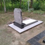 Размеры индивидуального памятника: 90 х 80 х 12 см. Фото на кладбище.