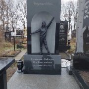 Индивидуальный памятник для девушки. Фото на кладбище.