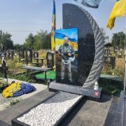 Памятник лётчику ВСУ по индивидуальному заказу. Фото на кладбище.