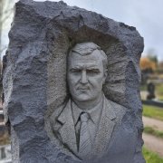 Высота индивидуального памятника мужчине 180 см.