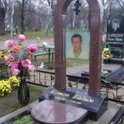 Индивидуальный памятник на кладбище. На фото памятник с колоннами и цветным портретом. Фото установленного памятника. Цена памятника с колоннами 33 тыс. грн.