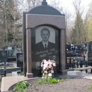 Фото памятника с колоннами. Комбинированный памятник из гранита на могиле. Доступные цены на изготовление памятника, изготовить элитный памятник в Киеве, можно в ЧП Прядко сегодня.