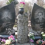 Индивидуальные памятники с колонной. Памятники по индивидуальному заказу из чёрного габбро, фото установленного памятника.