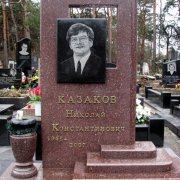 Памятник из красного гранита с портретом, фото установленного памятника. Индивидуальный памятник в ритуальном комплексе фото. Памятники из гранита на заказ.