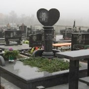 На фото памятник в форме сердца на колонне. Индивидуальный памятник на колонне установленный на кладбище. Доступные цены на памятники, гарантия качества.