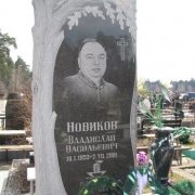Памятник на одного с портретом. Фото установленного памятника на кладбище. На фото резной памятник из гранита. Изготовление памятников в Киеве; доступная цена памятника 19 тыс. грн.