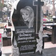 Фото памятника с крестом. Памятник в форме костра из черного габбро; фото установленного памятника.