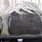 Фото памятника на двоих. Памятник с крестом из гранита, после установки на кладбище. Фигурный памятник из гранита по доступной цене; летняя акция на памятники до конца августа.
