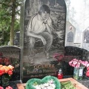 Индивидуальный памятник на одного с портретом. Портрет на памятнике в полный рост; фото установленного памятника.