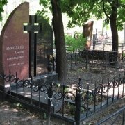 Комбинированный памятник с крестом фото. Памятник из гранита Лезники и чёрного габбро. Фото памятника на кладбище. Стоимость памятника с крестом, договорная.