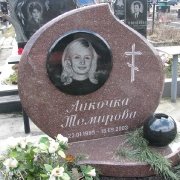 Памятник в виде капли; фото индивидуального памятника. Памятник на одного с портретом, изготовление в Киеве.