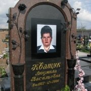 Памятник по индивидуальному заказу. Фото памятника на кладбище; индивидуальный памятник на одного с портретом. Комбинированный памятник из гранита, после установки на могилу.