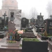 Индивидуальный памятник на кладбище. Качественный памятник на одного с барельефом фото. Доступная цена памятника.