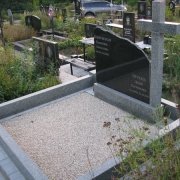 Памятник с крестом на кладбище. Размер памятника - 120 х 96 х 10 см. Стоимость памятника - доступна.
