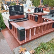 Памятник для всей семьи; размеры - 120 х 70 х 9 см. 
