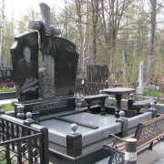 На фото производство элитных комплексов в Киеве. Заказать ритуальный комплекс с крестом, можно в магазине Ритуальной скульптуры в Киеве по адресу: ул. Стеценко, 18.