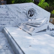 Мемориальный комплекс. Памятник из элитного итальянского мрамора Bianco Carrara.