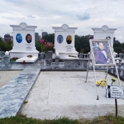 Мужской мемориальный ВИП комплекс из мрамора. Фото на кладбище в Киеве.