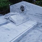 Элитный VIP памятник из белого мрамора Bianco Carrara. Размеры мраморного надгробия: 2 х 0,8 м.