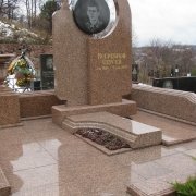 Производство гранитных  комплексов в Киеве сегодня. Детали этого ВИП комплекса изготовлены из гранита Межеричка. Цена мемориального комплекса - согласно проекта; заказ элитного памятника оформляется в офисе ЧП Прядко в Киеве.